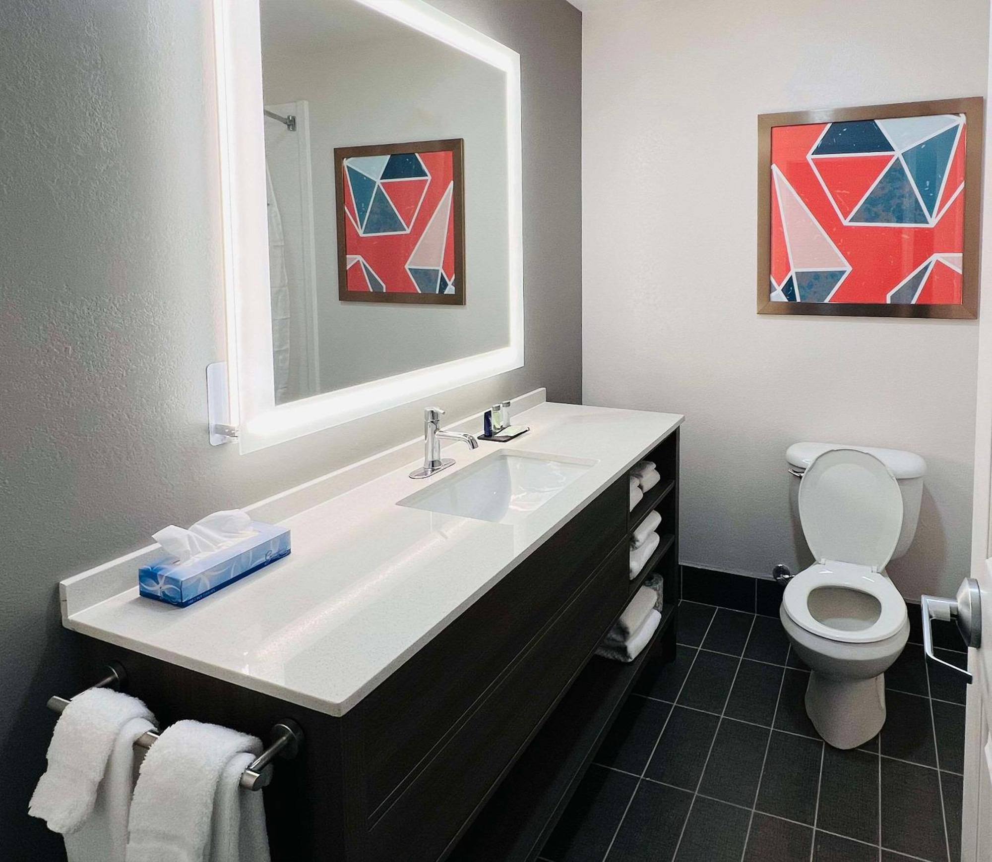 Comfort Inn Емпория Екстериор снимка