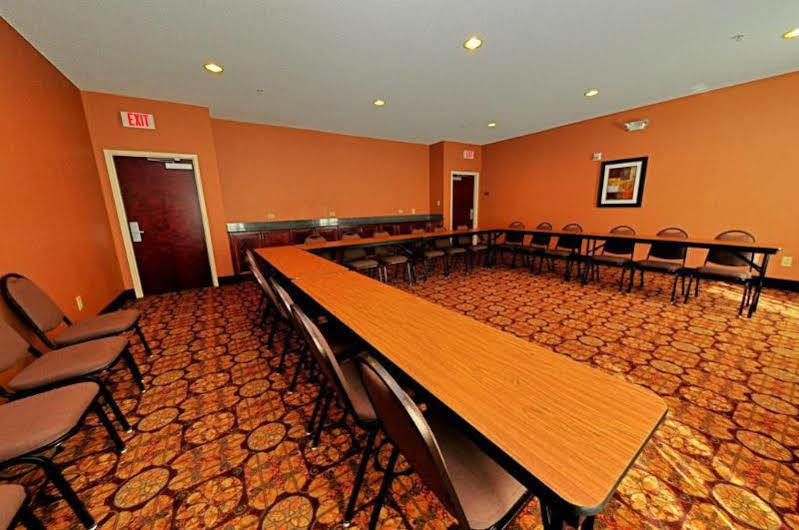 Comfort Inn Емпория Екстериор снимка