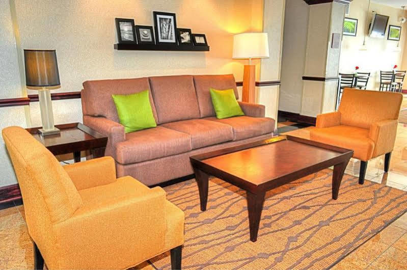 Comfort Inn Емпория Екстериор снимка